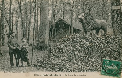 Ojciec i syn patrzący na rzeźbę lwa w Saint Dizier. Pocztówka wysłana w 1913 r. Wydana przez Bibliotekę A Gauthier. autorstwa French Photographer