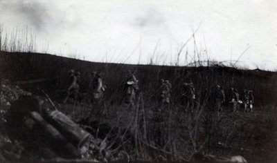 I wojna światowa (1914-1918): grupa żołnierzy maszerujących na Rocour (Saint Quentin) (Aisne) autorstwa French Photographer