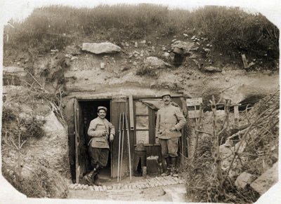 I wojna światowa (1914-1918): stanowisko dowodzenia por. De Benedettiego, sekretarza z lewej, chorążego batalionu z prawej. Między nimi sygnały zapalników, peryskop, torpedy. 05/1916 autorstwa French Photographer