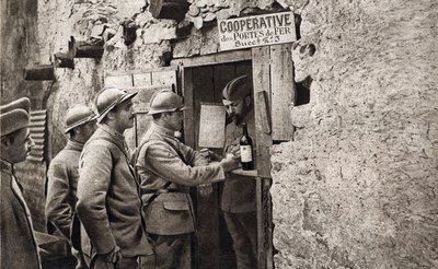 Pierwsza wojna światowa: "systemy współpracy utworzone na polu bitwy, pozwalające wyczerpanym żołnierzom odzyskać siły". W "Zwierciadle" z 1918 r. autorstwa French Photographer