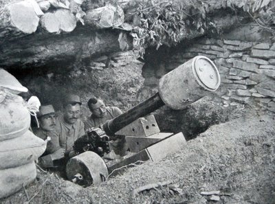 Francuskie działo 48 używane do odpalania min lądowych, 1915 autorstwa French Photographer