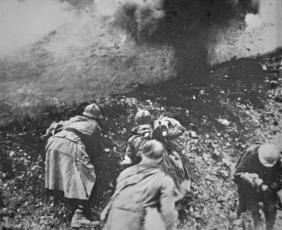 Piechota francuska pod ostrzałem niemieckiej artylerii podczas bitwy pod Verdun autorstwa French Photographer