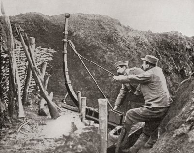 Francuscy żołnierze używający katapulty do rzucania bombami podczas I wojny światowej, z The Illustrated War News, 1915 autorstwa French Photographer