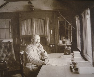 Generał Pétain w swoim wagonie-salonie podczas bitwy pod Verdun, luty-grudzień 1916 (zdjęcie czarno-białe) autorstwa French Photographer