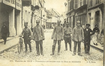 Niemieccy więźniowie na ulicach Soissons, Francja, I wojna światowa (zdjęcie czarno-białe) autorstwa French Photographer