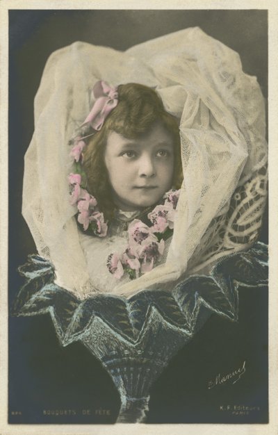 Dziewczyna w kwiatku (zdjęcie kolorowe) autorstwa French Photographer