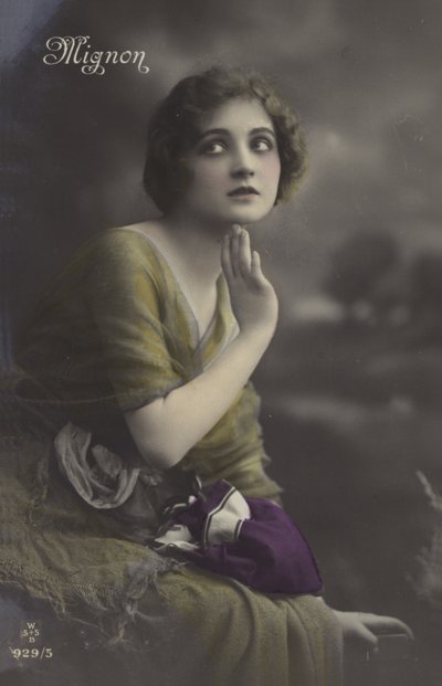 Dziewczyna w żółtej sukience autorstwa French Photographer