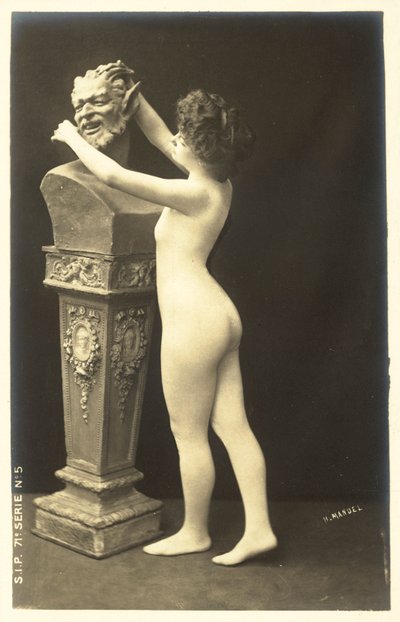 Dziewczyna w pończochach zwracając uwagę na popiersie satyra autorstwa French Photographer