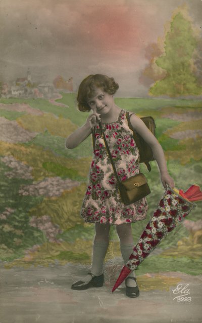 Dziewczyna w kwiecistej sukience, niosąca stożek ozdobiony kwiatami autorstwa French Photographer