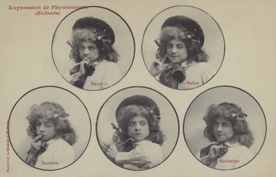 Dziewczyna ciągnąca twarze (zdjęcie czarno-białe) autorstwa French Photographer