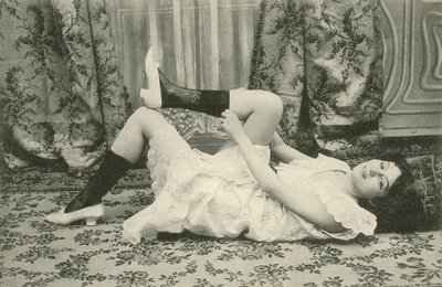 Dziewczyna podciągająca skarpetki (zdjęcie czarno-białe) autorstwa French Photographer