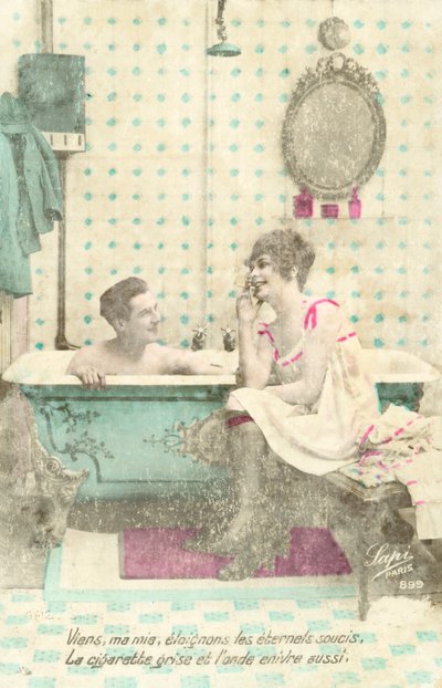Dziewczyna, palenie, rozmawianie z mężczyzną w wannie autorstwa French Photographer