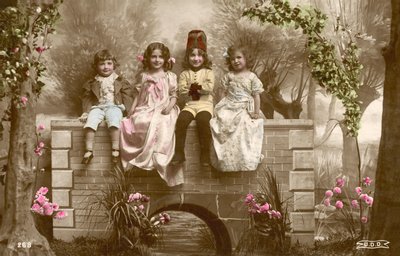Dziewczęta i chłopcy siedzą na krawędzi mostu autorstwa French Photographer