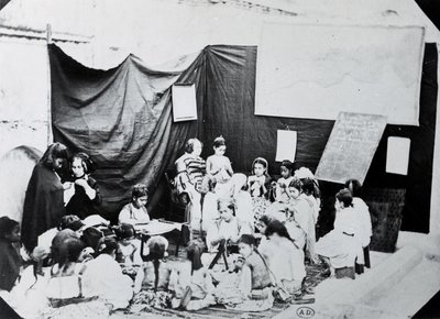 Szkoła dla dziewcząt w Algierii, 1860 autorstwa French Photographer
