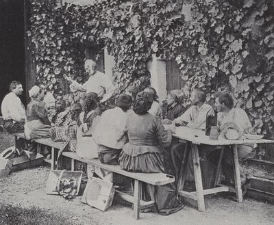 Zbieracze winogron jedzący obiad (zdjęcie czarno-białe) autorstwa French Photographer