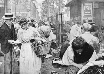 Hawker wśród kupujących i sprzedających, Les Halles, Paryż, 1896 autorstwa French Photographer