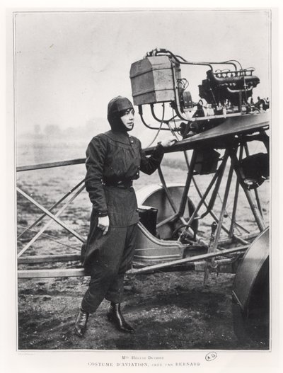 Helene Dutrieu (1877-1961) stojąca obok samolotu, przed 1914 autorstwa French Photographer