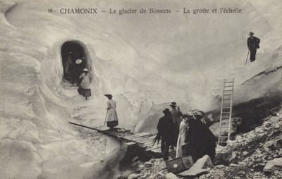 Grota lodowa i drabina, lodowiec Bossons, Chamonix, Francja (zdjęcie czarno-białe) autorstwa French Photographer