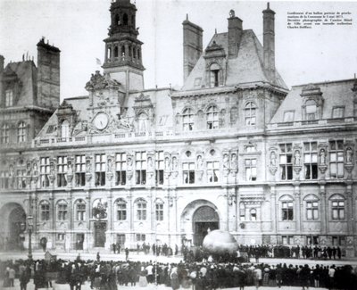 Nadmuchiwanie balonu z załączonymi deklaracjami Komuny przed Hotel de Ville, Paryż, 3 maja 1871 autorstwa French Photographer