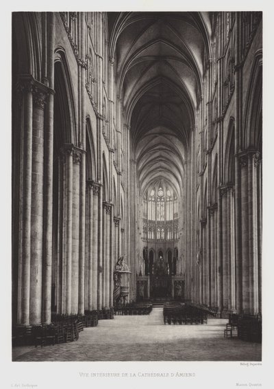 Widok wnętrza katedry w Amiens (zdjęcie czarno-białe) autorstwa French Photographer