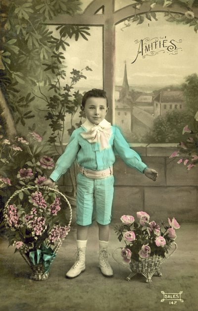 Mały chłopiec w kolorze niebieskim (zdjęcie kolorowe) autorstwa French Photographer