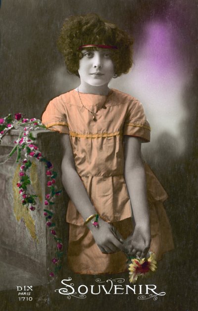 Mała dziewczynka w pomarańczowym kolorze (zdjęcie kolorowe) autorstwa French Photographer
