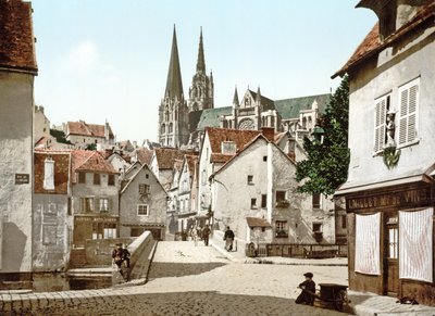 Patrząc w dół ulicy w Chartres z katedrą w tle, 1890-1900 autorstwa French Photographer