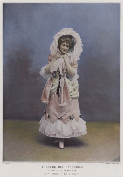 Mademoiselle Filliaux jako La Commere w La Revue des Dentelles (kolorowe zdjęcie) autorstwa French Photographer