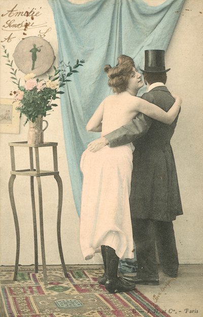 Mężczyzna w cylindrze z ramieniem obejmującym na wpół ubraną kobietę autorstwa French Photographer
