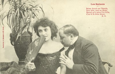 Mężczyzna całujący kobietę w ramię (zdjęcie czarno-białe) autorstwa French Photographer