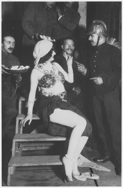 Mata Hari na skrzydłach ze strażakiem, ok.1905 autorstwa French Photographer