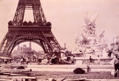 Mężczyźni budujący fontannę St. Vidal w pobliżu Wieży Eiffla, ok. 1888 r. autorstwa French Photographer
