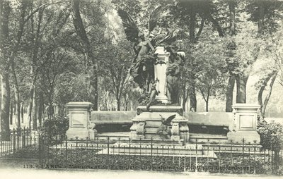 Pomnik bajkopisarza La Fontaine, Jardin du Luxembourg (zdjęcie czarno-białe) autorstwa French Photographer