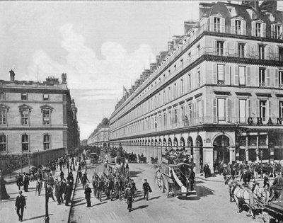 Paryż - Rue de Rivoli (zdjęcie czarno-białe) autorstwa French Photographer