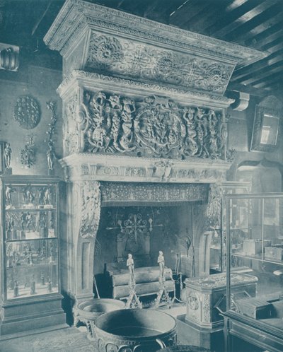 Paryż: Rzeźbiony płaszcz, Musee Cluny (zdjęcie czarno-białe) autorstwa French Photographer