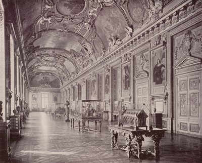 Paryż: Galeria Apollo, Luwr, patrząc na południe (zdjęcie czarno-białe) autorstwa French Photographer