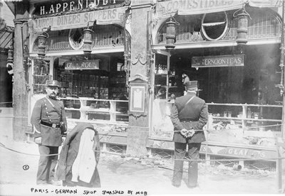 Paryż, niemiecki sklep rozbity przez motłoch, 1914 autorstwa French Photographer
