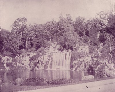 Paryż: Wielka Kaskada w Bois de Boulogne (zdjęcie czarno-białe) autorstwa French Photographer