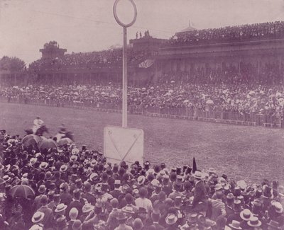 Paryż: Dzień wyścigów w Longchamps (zdjęcie czarno-białe) autorstwa French Photographer
