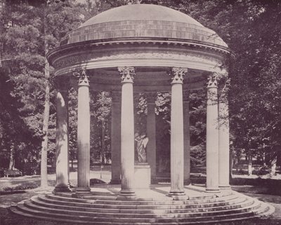 Paryż: Świątynia Miłości, Wersal (zdjęcie czarno-białe) autorstwa French Photographer