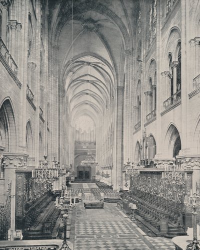 Paryż: Wnętrze katedry Notre Dame (zdjęcie czarno-białe) autorstwa French Photographer