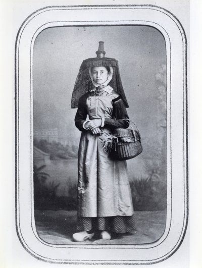 Wizytówka fotograficzna przedstawiająca francuski strój regionalny, ok. 1860-70 (zdjęcie czarno-białe) autorstwa French Photographer
