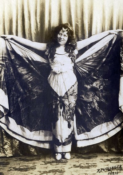 Portret Loie Fullera (1862-1928), amerykańskiego komika, piosenkarza, tancerza. autorstwa French Photographer