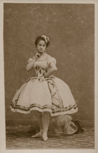 Portret tancerki (zdjęcie czarno-białe) autorstwa French Photographer