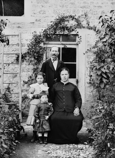 Portret rodziny z okolic Bourmont en Haute Marne. Fotografia koniec XIX wieku. Kolekcja Ducos. autorstwa French Photographer