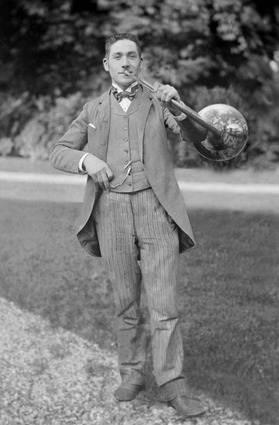 Portret waltornisty zespołu Bourmont en Haute Marne w ogrodzie opactwa Septfontaines. Fotografia koniec XIX wieku. Kolekcja Ducos. autorstwa French Photographer