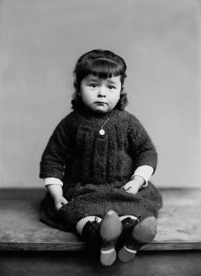Portret dziewczynki z Bourmont w Haute Marne, z medalem chrztu. Fotografia koniec XIX wieku. Kolekcja Ducos. autorstwa French Photographer