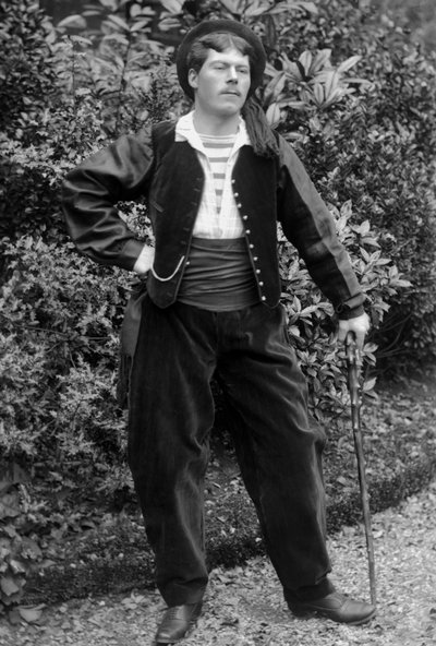 Portret młodego kostiumowego mężczyzny, region Bourmont w Haute-Marne (Haute Marne), ok. 1880 r. Fotografia. Kolekcja Ducos. autorstwa French Photographer