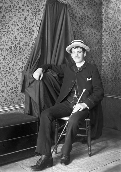 Portret młodego mężczyzny w nakryciu głowy kajakarza, pozującego w opactwie Septfontaines, niedaleko Bourmont en Haute Marne. Fotografia koniec XIX wieku. Kolekcja Ducos. autorstwa French Photographer