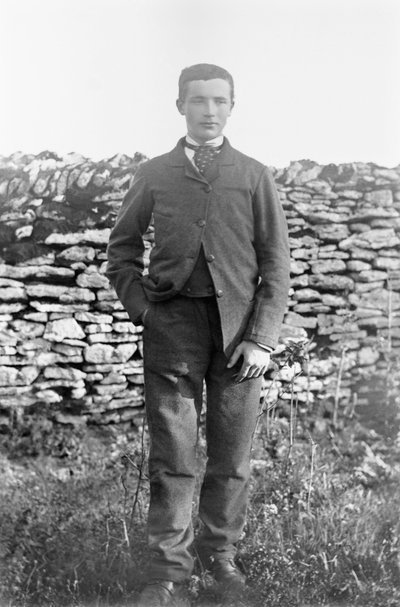 Portret młodego mężczyzny w ogrodzie opactwa Septfontaines niedaleko Bourmont en Haute Marne. Fotografia koniec XIX wieku. Kolekcja Ducos. autorstwa French Photographer